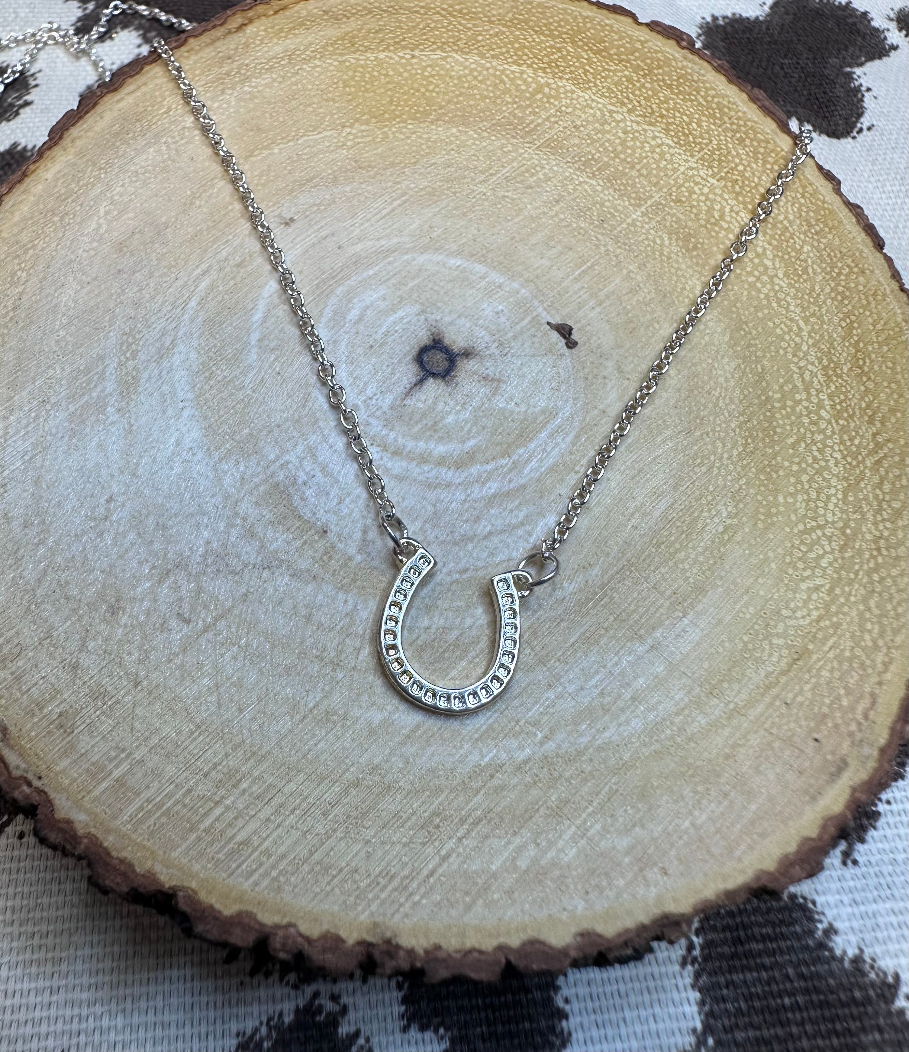 Lucky Horseshoe Necklace. Simple U-Letter Pendant Necklace for Women Girl Equestrian Lovers Jewelry Gifts